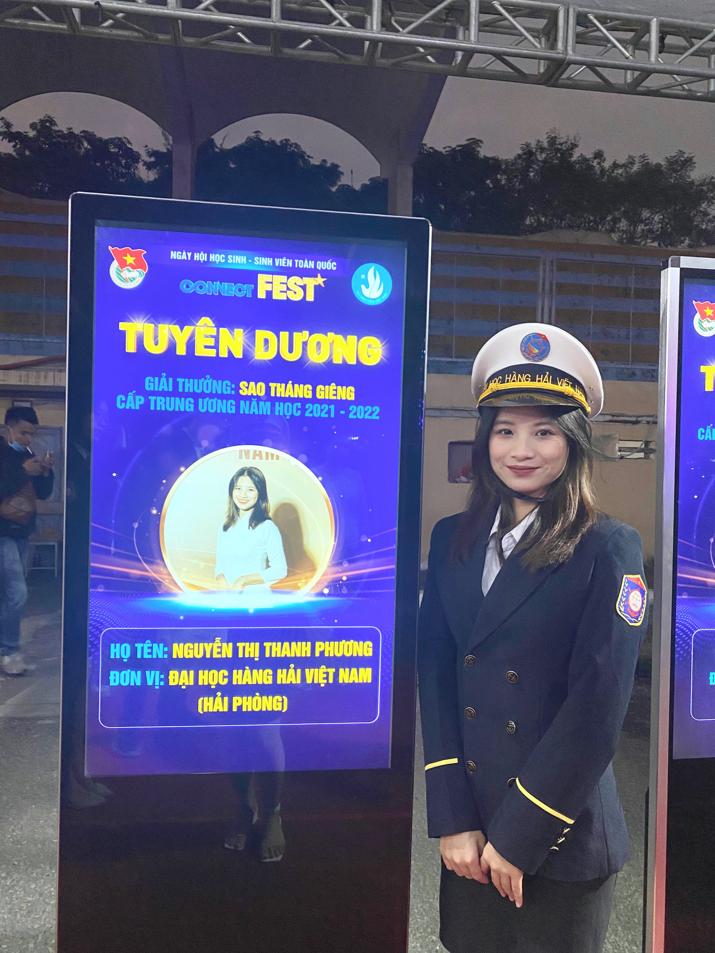 Thanh Phương chụp hình kỷ niệm cùng bảng tuyên dương tại Ngày hội học sinh, sinh viên toàn quốc - Connect Fest năm 2023.