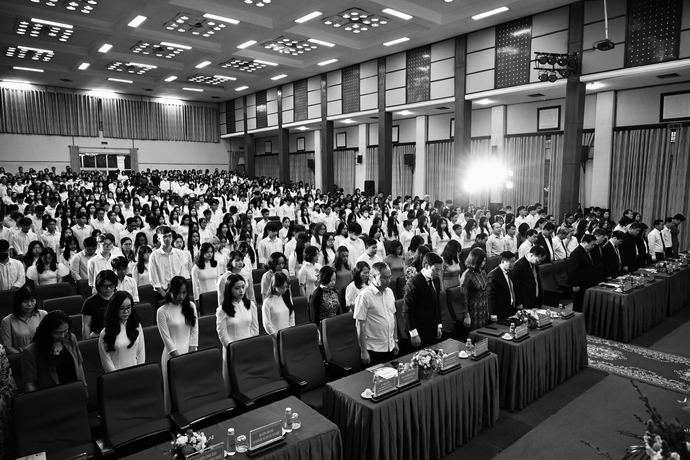 Học viện Báo chí và Tuyên truyền dành 1 phút mặc niệm tưởng nhớ các nạn nhân trong vụ hoả hoạn đêm ngày 12/9, trong đó có sinh viên Đỗ Nguyễn Thiên Hương. Ảnh: Lê Trung