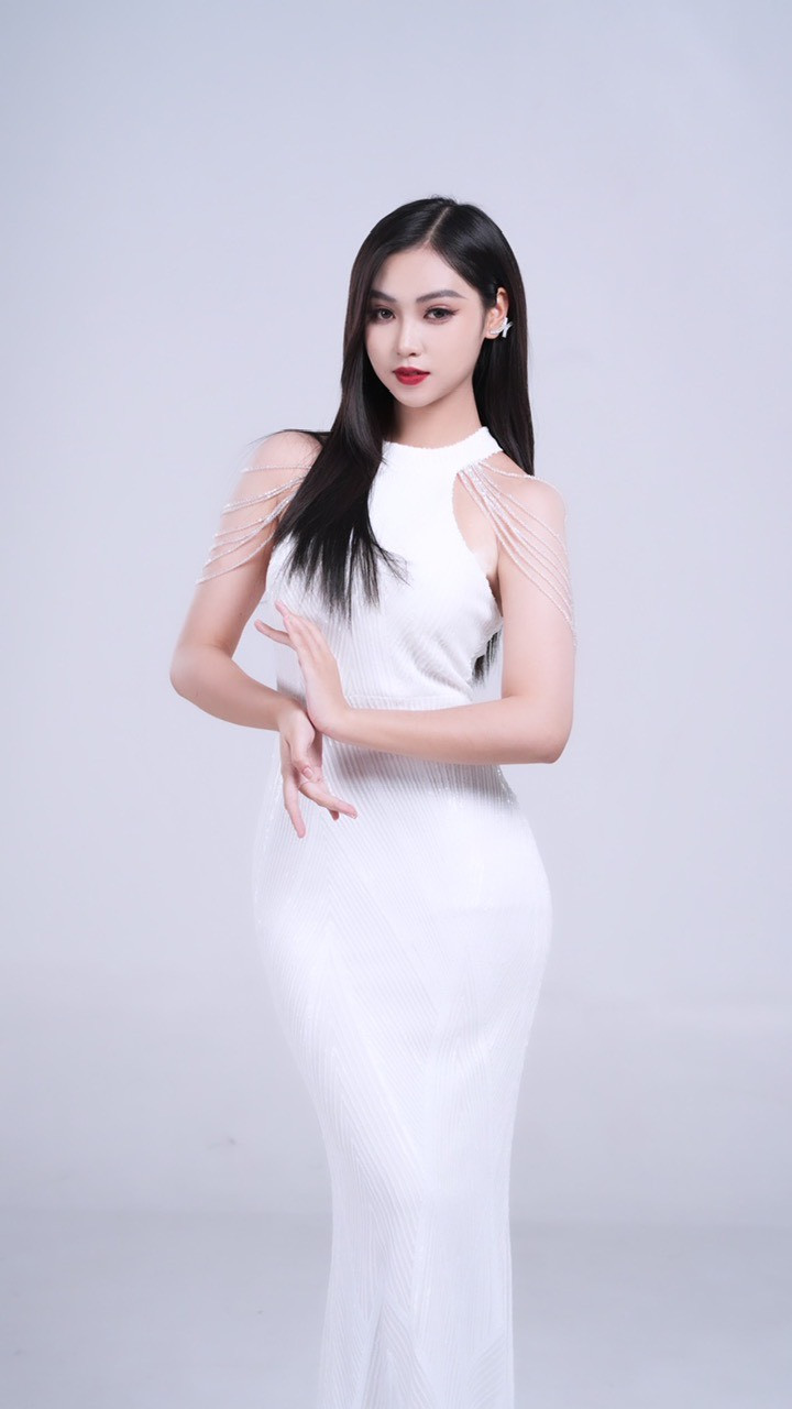 Nguyễn Vũ Khánh Quỳnh (sinh năm 2004), quê Hải Dương, là sinh viên năm thứ hai chuyên ngành Thuế - Hải quan của Học viện Tài chính. Nguyễn Vũ Khánh Quỳnh (sinh năm 2004), quê Hải Dương, là sinh viên năm thứ hai chuyên ngành Thuế - Hải quan của Học viện Tài chính.