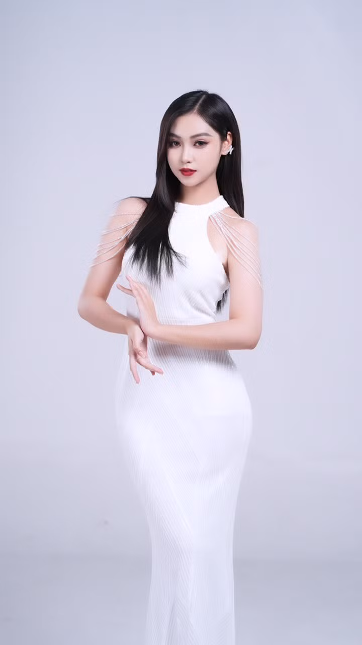 Nguyễn Vũ Khánh Quỳnh (sinh năm 2004), quê Hải Dương, là sinh viên năm thứ hai chuyên ngành Thuế - Hải quan của Học viện Tài chính.