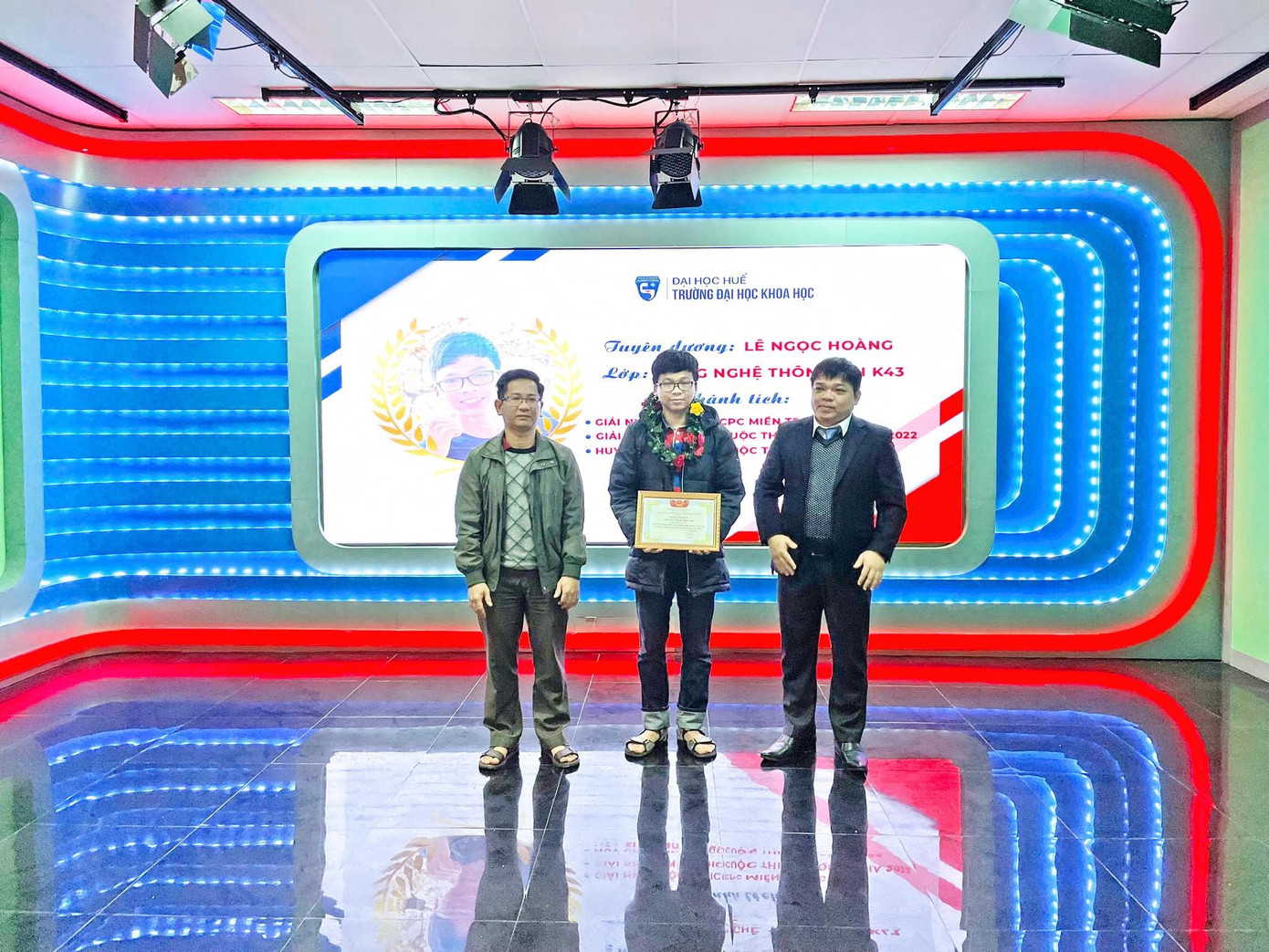 Ngọc Hoàng được hiệu trưởng trường Đại học Khoa học khen thưởng trong lễ tuyên dương sinh viên đạt thành tích xuất sắc trong các kì thi năm 2022.