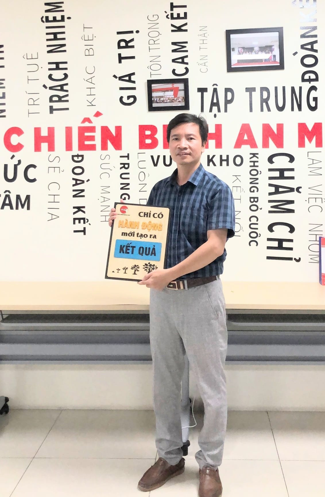 TS. Vũ Ngọc Thương, giảng viên Khoa Cơ khí, từng theo học Tiến sĩ tại Đại học Tổng hợp quốc gia TuLa – Liên bang Nga, có 20 năm kinh nghiệm giảng dạy trong lĩnh vực chế tạo máy. TS. Vũ Ngọc Thương, giảng viên Khoa Cơ khí, từng theo học Tiến sĩ tại Đại học Tổng hợp quốc gia TuLa – Liên bang Nga, có 20 năm kinh nghiệm giảng dạy trong lĩnh vực chế tạo máy.