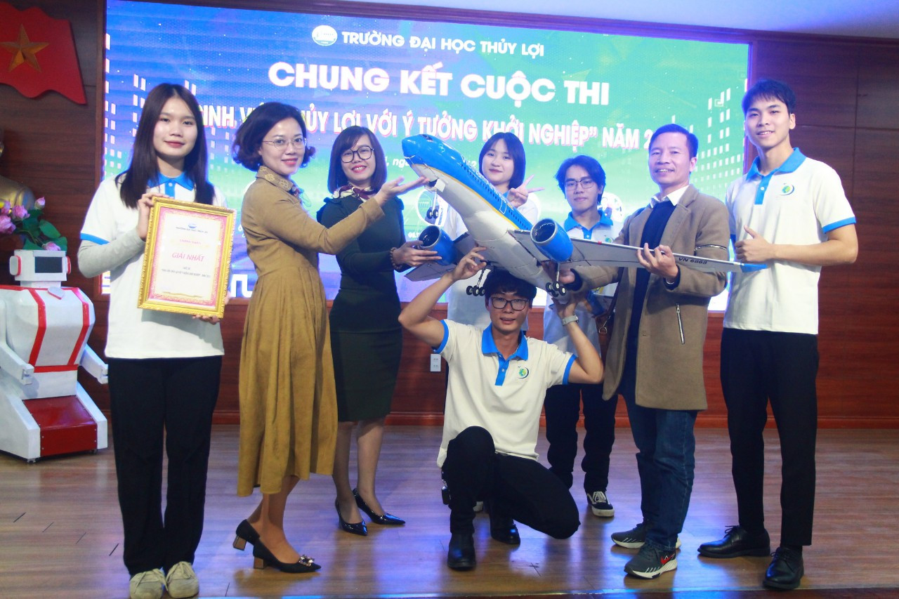 Các thầy cô cùng nhóm dự án đạt giải Nhất thi Sinh viên với ý tưởng khởi nghiệp. Các thầy cô cùng nhóm dự án đạt giải Nhất thi Sinh viên với ý tưởng khởi nghiệp.