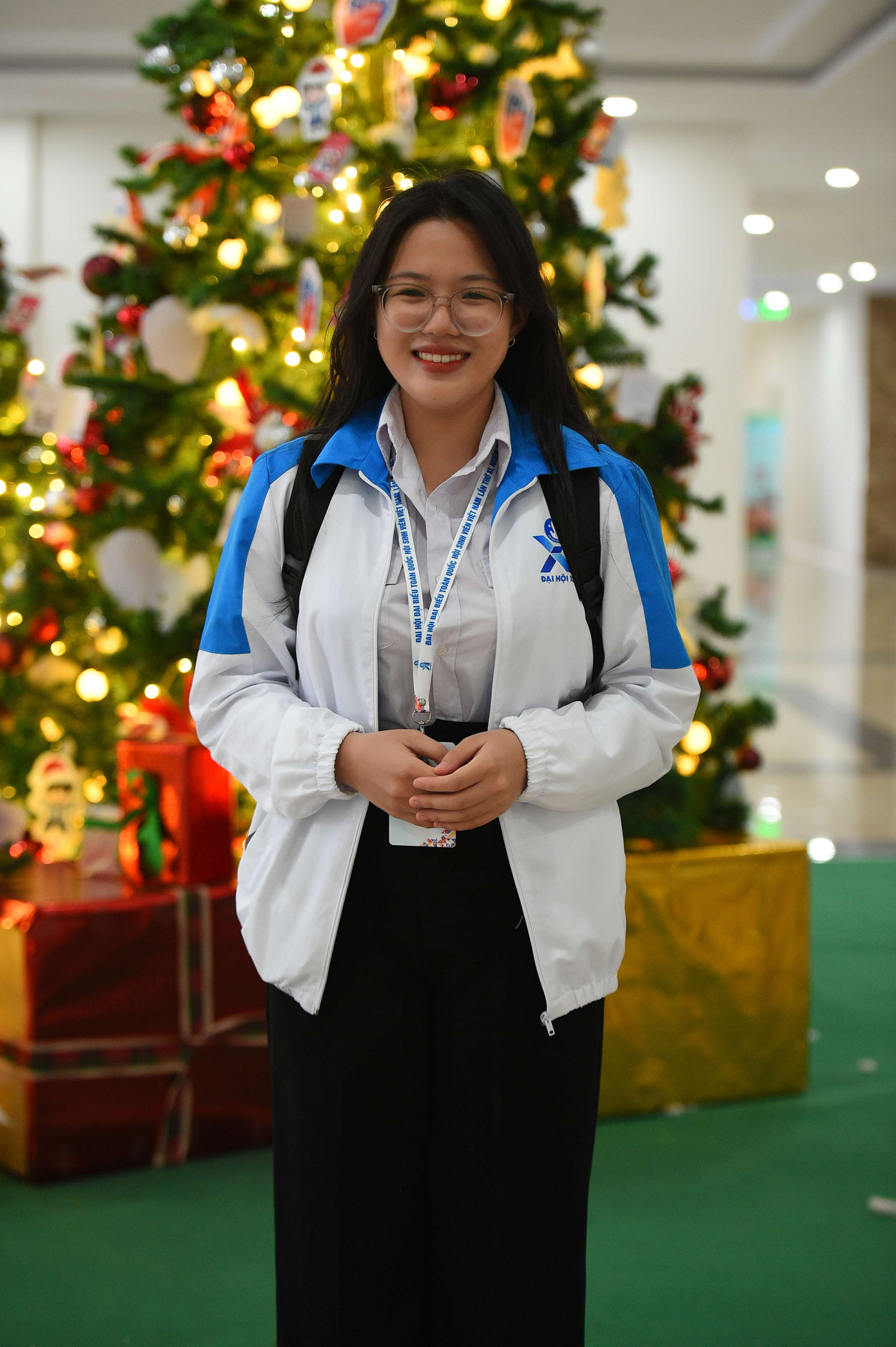 Bạn Phạm Linh – Phó chủ tịch Hội Sinh viên trường Cao Đẳng Y tế Bình Định trải nghiệm không khí Noel tại Học viện Ngoại giao.