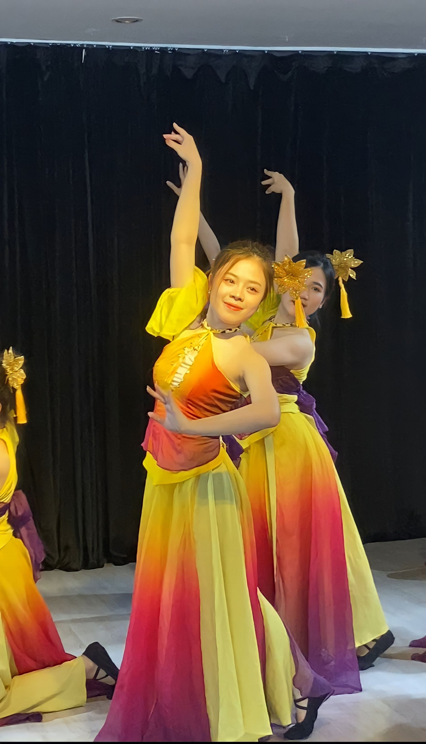 Cô nàng tham gia giảng dạy tại Trung tâm nghệ thuật Sen Việt Hà Nội, dancer của Vũ đoàn Sen Việt.