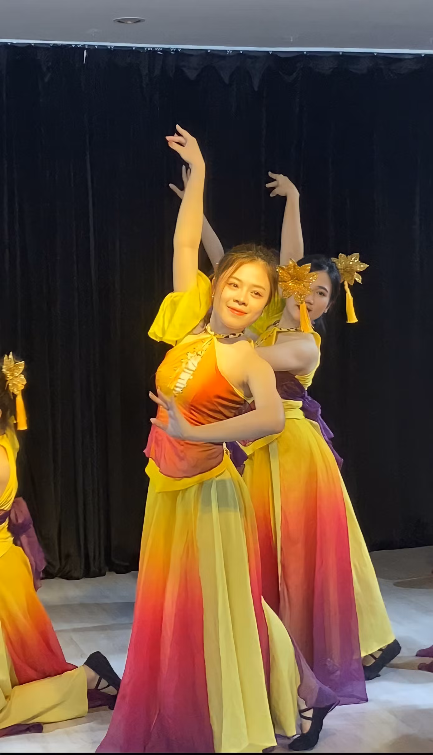 Cô nàng tham gia giảng dạy tại Trung tâm nghệ thuật Sen Việt Hà Nội, dancer của Vũ đoàn Sen Việt. Cô nàng tham gia giảng dạy tại Trung tâm nghệ thuật Sen Việt Hà Nội, dancer của Vũ đoàn Sen Việt.