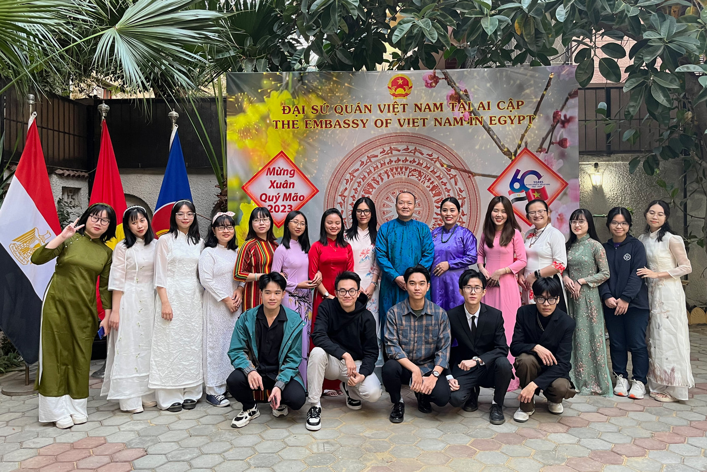 Sinh viên Việt Nam đang học tập tại Ai Cập chụp ảnh lưu niệm cùng Đại sứ.