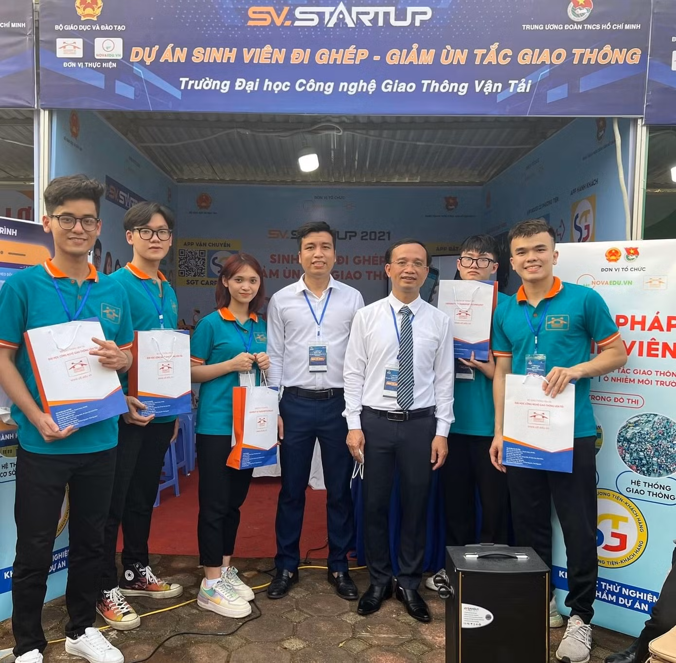 Nguyễn Hiển (thứ hai từ trái sang) tham gia cuộc thi Học sinh, sinh viên với ý tưởng khởi nghiệp lần thứ IV. Nguyễn Hiển (thứ hai từ trái sang) tham gia cuộc thi Học sinh, sinh viên với ý tưởng khởi nghiệp lần thứ IV.