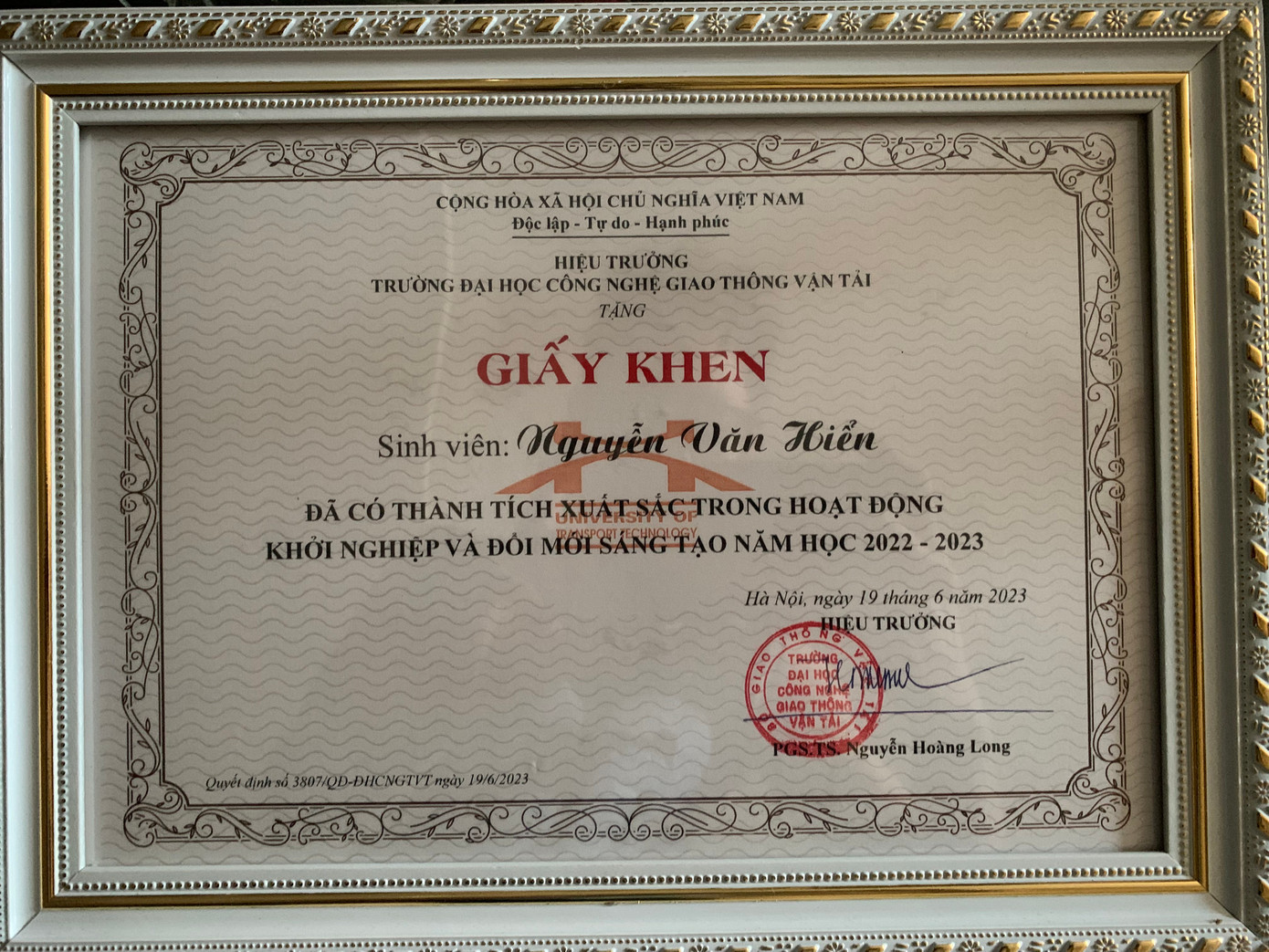 Nguyễn Hiển nhận bằng khen có thành tích xuất sắc trong hoạt động Khởi nghiệp và đổi mới sáng tạo.