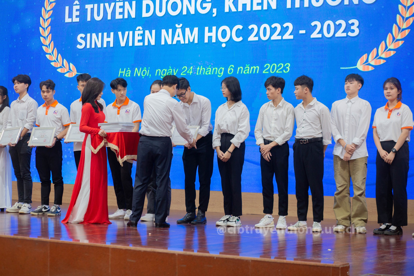 Nguyễn Hiển nhận bằng khen của Hiệu trưởng tại lễ tuyên dương, khen thưởng sinh viên năm học 2023.