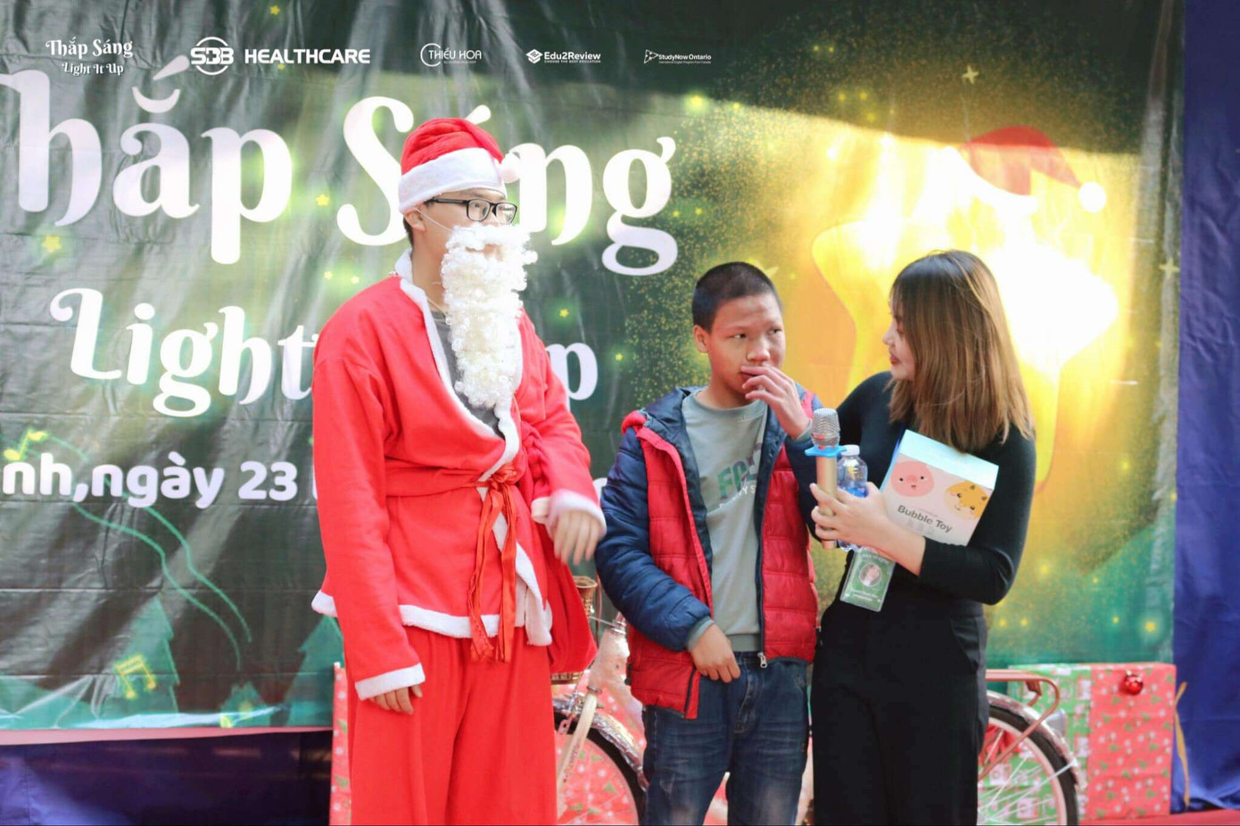 Thanh Thảo tình nguyện viên chương trình Thắp sáng. Thanh Thảo tình nguyện viên chương trình Thắp sáng.