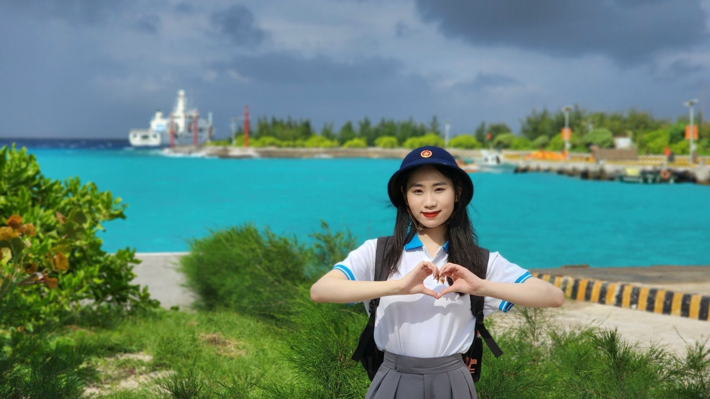 Cô may mắn và vinh dự khi trở thành 1 trong những đại biểu của tỉnh Thái Nguyên đến với vùng hải đảo thiêng liêng của Tổ quốc và nhận huy hiệu chiến sỹ Trường Sa năm 2023. Cô may mắn và vinh dự khi trở thành 1 trong những đại biểu của tỉnh Thái Nguyên đến với vùng hải đảo thiêng liêng của Tổ quốc và nhận huy hiệu chiến sỹ Trường Sa năm 2023.