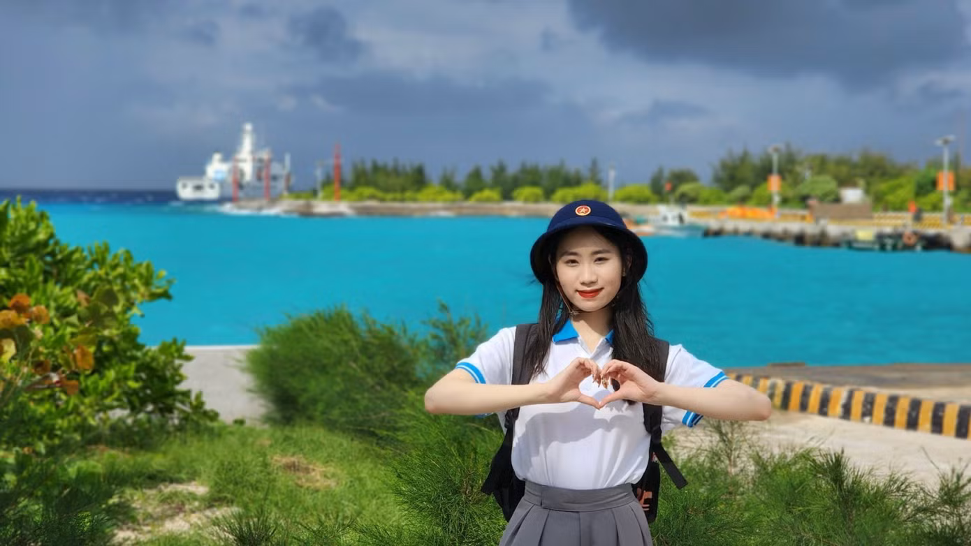 Cô may mắn và vinh dự khi trở thành 1 trong những đại biểu của tỉnh Thái Nguyên đến với vùng hải đảo thiêng liêng của Tổ quốc và nhận huy hiệu chiến sỹ Trường Sa năm 2023.