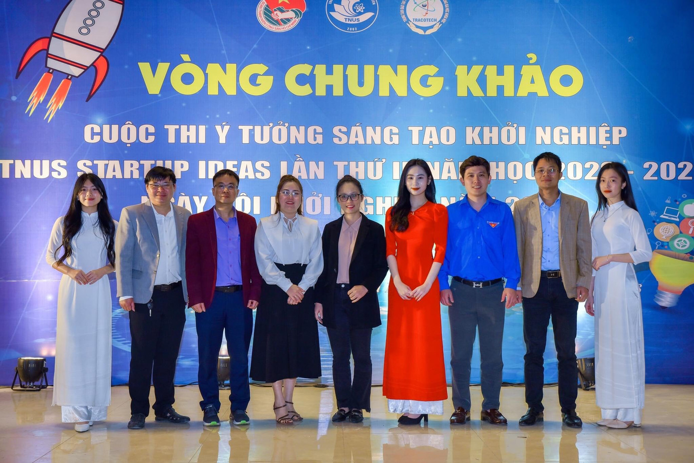 Cô tham gia nhiều hoạt động, dự án cùng phong trào sinh viên. Cô tham gia nhiều hoạt động, dự án cùng phong trào sinh viên.