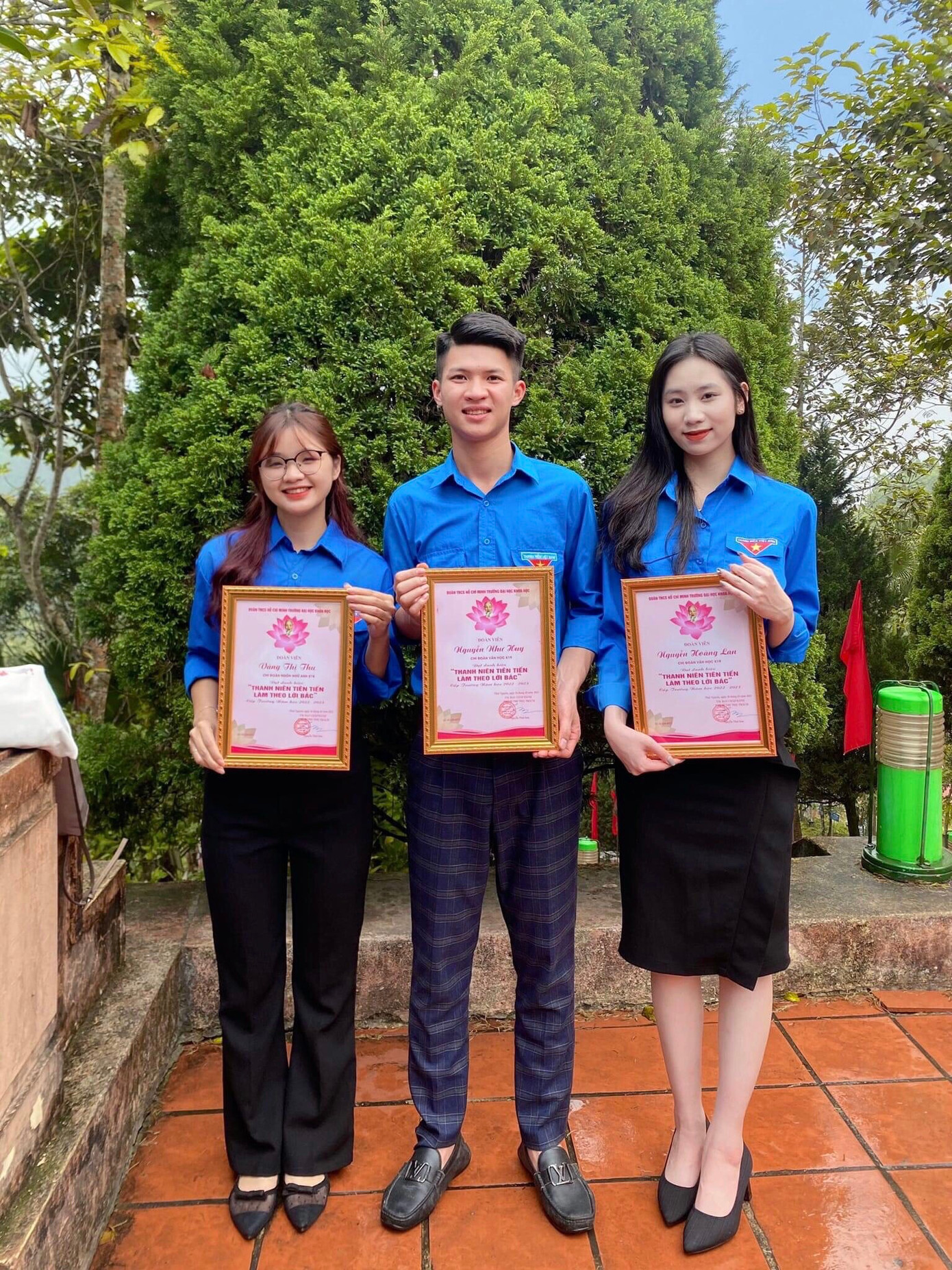 Hoàng Lan (ngoài cùng bên phải) đạt danh hiệu “Thanh niên tiên tiến làm theo lời Bác” năm 2022-2023. Hoàng Lan (ngoài cùng bên phải) đạt danh hiệu “Thanh niên tiên tiến làm theo lời Bác” năm 2022-2023.