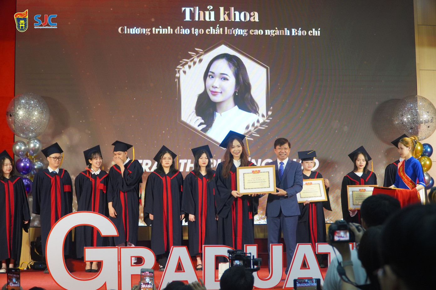 Trần Thị Phương Thảo, thủ khoa đầu ra chuyên ngành Báo chí CLC trường Đại học Khoa học Xã hội và Nhân văn, ĐHQG Hà Nội. Trần Thị Phương Thảo, thủ khoa đầu ra chuyên ngành Báo chí CLC trường Đại học Khoa học Xã hội và Nhân văn, ĐHQG Hà Nội.