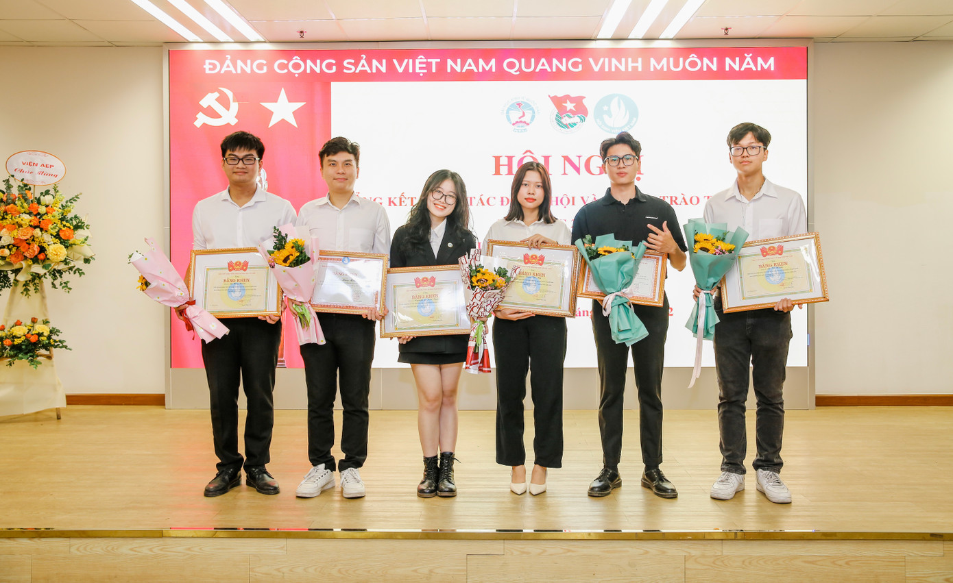 Kim Ngân (thứ ba từ trái sang) chụp ảnh cùng Ban Thư ký Hội Sinh viên trường trong Hội nghị tổng kết công tác Đoàn Hội và phong trào sinh viên Trường Đại học Kinh tế Quốc dân.