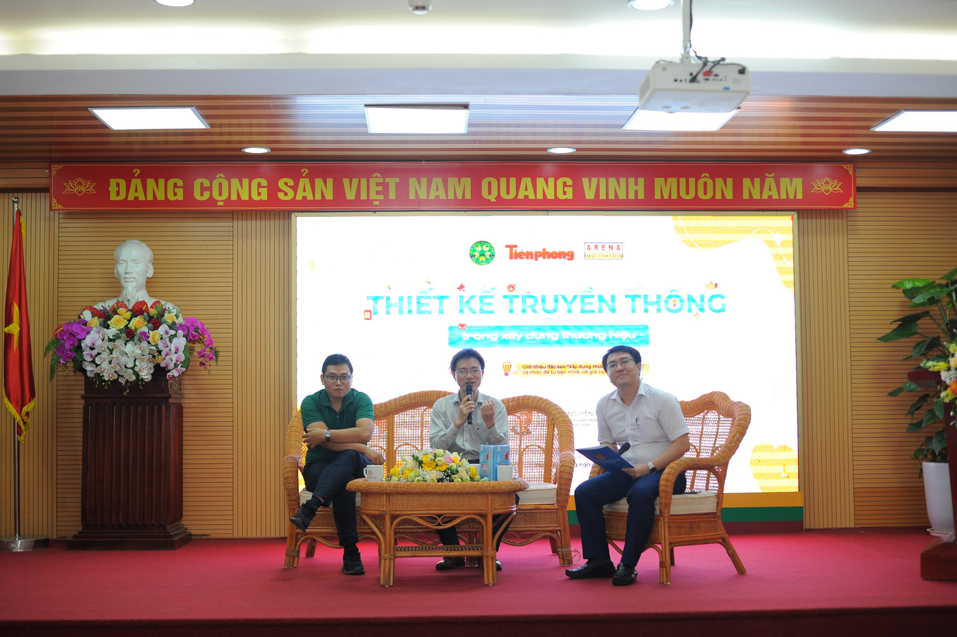 Nhà báo Nguyễn Tuấn Anh chia sẻ với sinh viên. Nhà báo Nguyễn Tuấn Anh chia sẻ với sinh viên.