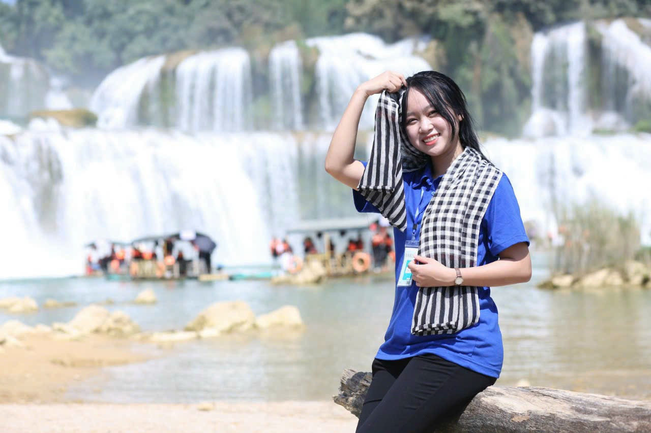 Thùy Linh trong chuyến tình nguyện tại Cao Bằng. Thùy Linh trong chuyến tình nguyện tại Cao Bằng.