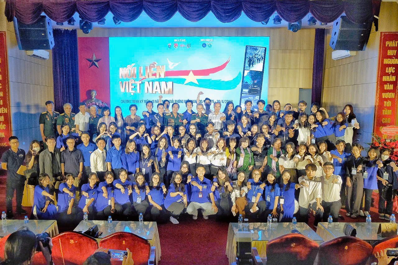 Thùy Linh là thành viên của Câu lạc bộ Ngọn lửa tuổi 20. Thùy Linh là thành viên của Câu lạc bộ Ngọn lửa tuổi 20.