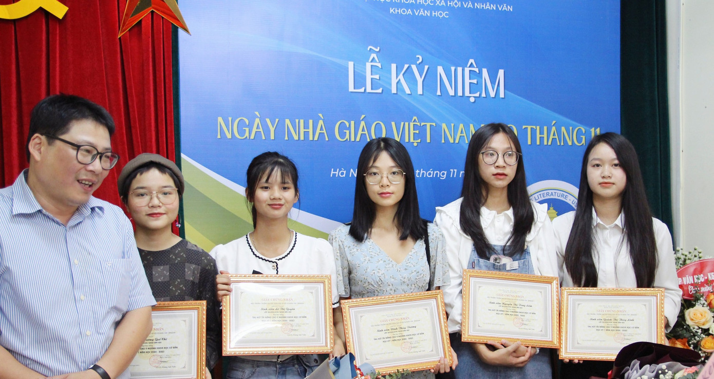 Thùy Linh (ngoài cùng bên phải) nhận học bổng Thu hút tài năng 9 ngành Khoa học cơ bản nhân dịp kỷ niệm ngày Nhà Giáo Việt Nam 20 - 11. Thùy Linh (ngoài cùng bên phải) nhận học bổng Thu hút tài năng 9 ngành Khoa học cơ bản nhân dịp kỷ niệm ngày Nhà Giáo Việt Nam 20 - 11.