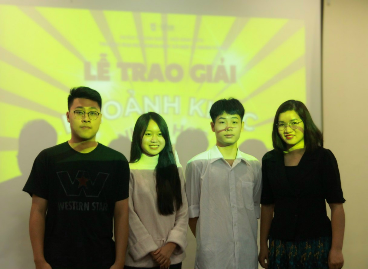 Thùy Linh trong Lễ trao giải cuộc thi ảnh "Khoảnh khắc nhập học" do Đoàn Thanh niên - Hội Sinh viên trường tổ chức. Thùy Linh trong Lễ trao giải cuộc thi ảnh "Khoảnh khắc nhập học" do Đoàn Thanh niên - Hội Sinh viên trường tổ chức.