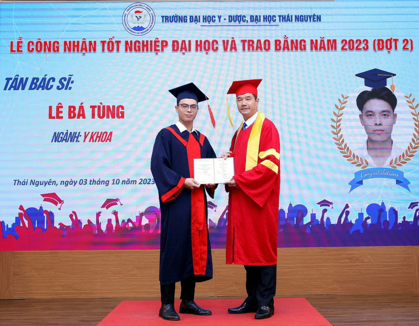 Lê Bá Tùng (sinh năm 1999) quê ở Thanh Hóa là cựu sinh viên lớp Bác sĩ Đa khoa K50A, Trường Đại học Y – Dược, Đại học Thái Nguyên, vừa tốt nghiệp vào đầu tháng 10/2023. Lê Bá Tùng (sinh năm 1999) quê ở Thanh Hóa là cựu sinh viên lớp Bác sĩ Đa khoa K50A, Trường Đại học Y – Dược, Đại học Thái Nguyên, vừa tốt nghiệp vào đầu tháng 10/2023.