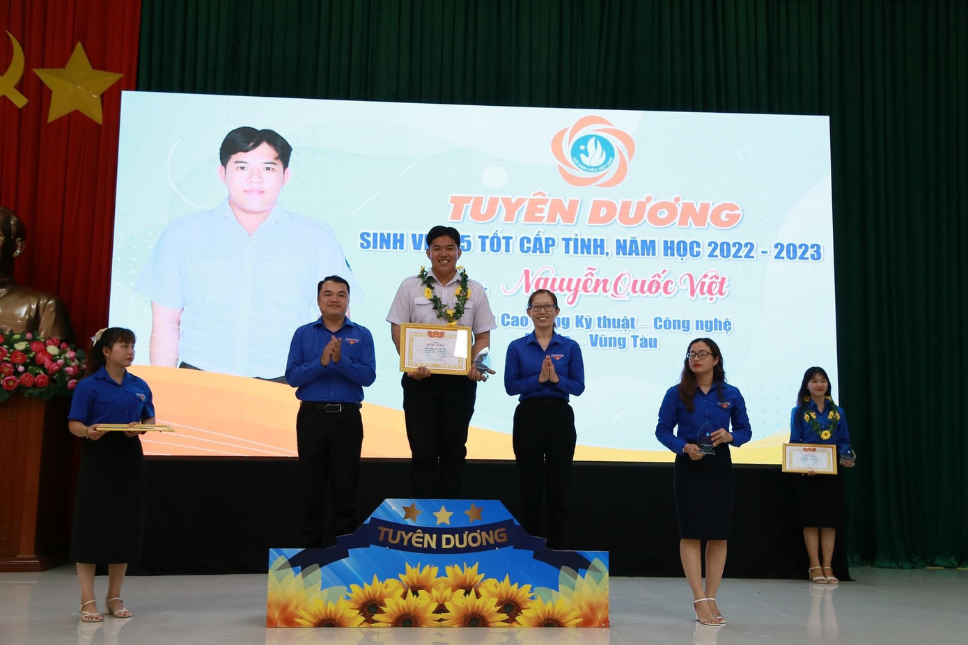 Từng là một sinh viên nhút nhát, Quốc Việt đã quyết định thay đổi bản thân bằng việc tham gia các hoạt động Đoàn – Hội. Từng là một sinh viên nhút nhát, Quốc Việt đã quyết định thay đổi bản thân bằng việc tham gia các hoạt động Đoàn – Hội.