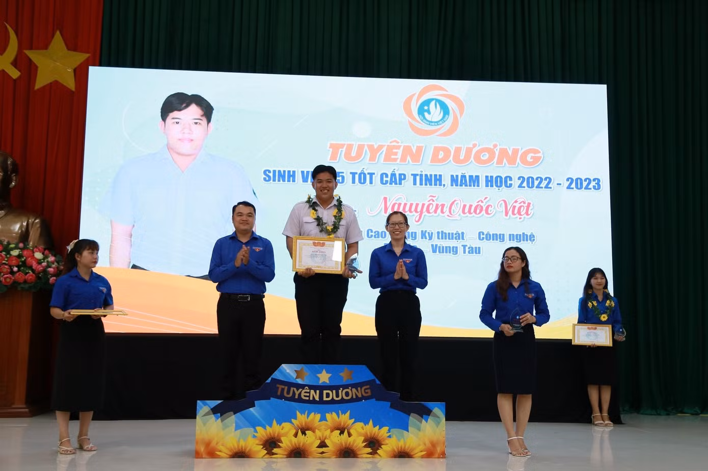 Từng là một sinh viên nhút nhát, Quốc Việt đã quyết định thay đổi bản thân bằng việc tham gia các hoạt động Đoàn – Hội. Từng là một sinh viên nhút nhát, Quốc Việt đã quyết định thay đổi bản thân bằng việc tham gia các hoạt động Đoàn – Hội.