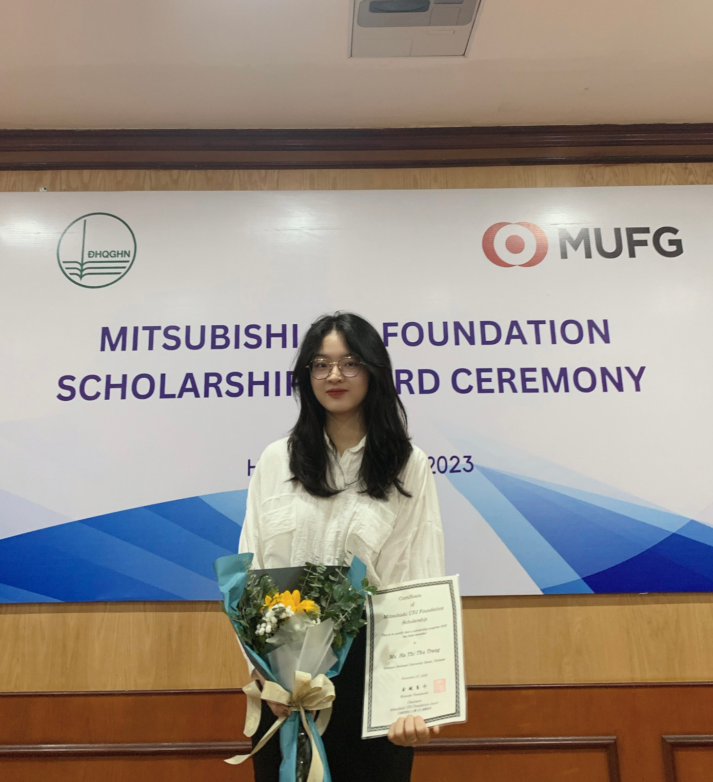 Thu Trang nhận học bổng Mitsubishi.