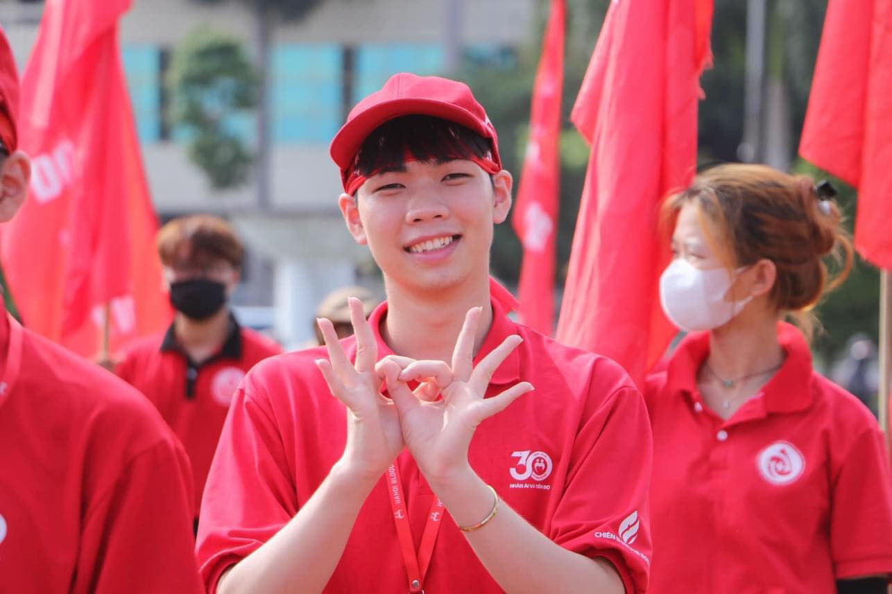 Trần Văn Tân - chàng trai GenZ khoa Văn học, trường Đại học Khoa học Xã hội &amp; Nhân văn - Đại học Quốc gia Hà Nội luôn nhiệt huyết và năng nổ trong các hoạt động tình nguyện.