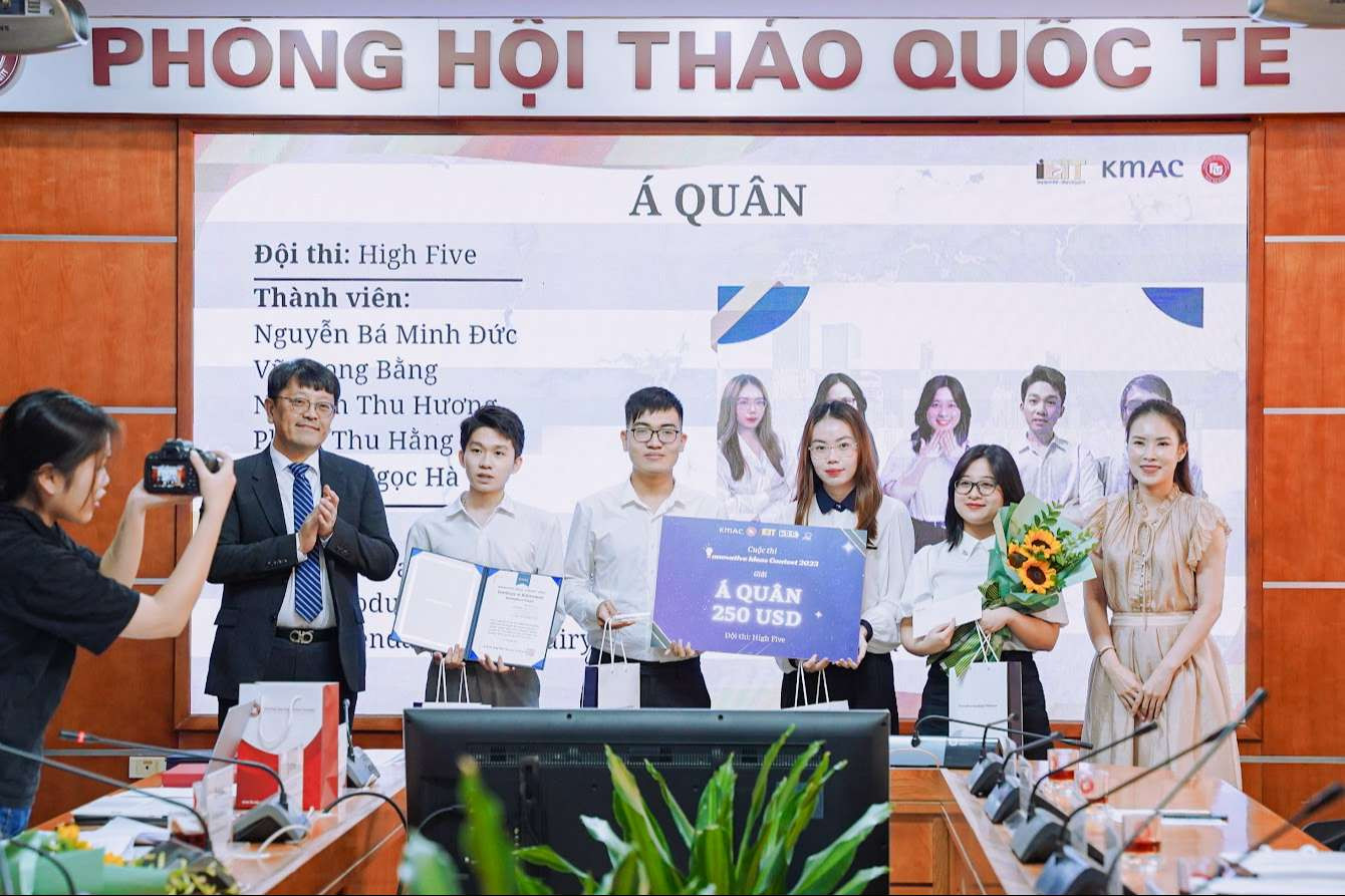 Ngọc Hà cùng đồng đội đạt giải Á quân cuộc thi “Innovative Ideas Contest” (đứng thứ 2 từ phải qua trái)