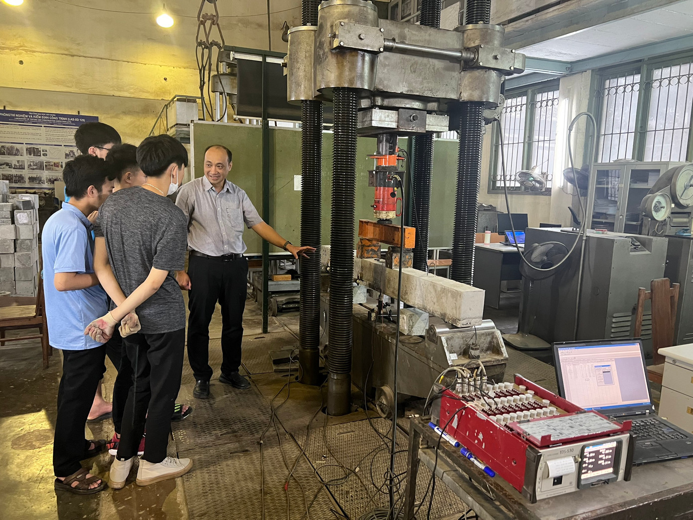 Long cùng nhóm sinh viên tham gia Nghiên cứu khoa học. Long cùng nhóm sinh viên tham gia Nghiên cứu khoa học.