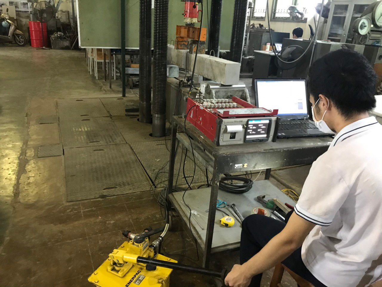 Long cùng nhóm sinh viên tham gia Nghiên cứu khoa học. Long cùng nhóm sinh viên tham gia Nghiên cứu khoa học.