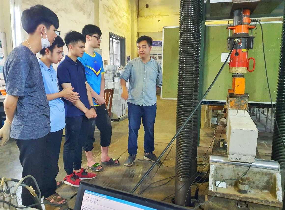 Long cùng nhóm sinh viên tham gia Nghiên cứu khoa học. Long cùng nhóm sinh viên tham gia Nghiên cứu khoa học.