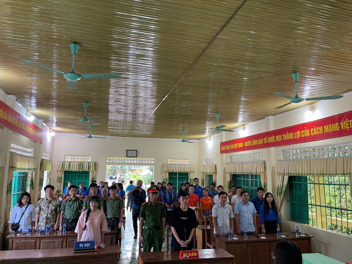 Tổ chức “Phiên Tòa Giả Định” để tuyên truyền và phổ biến pháp luật.