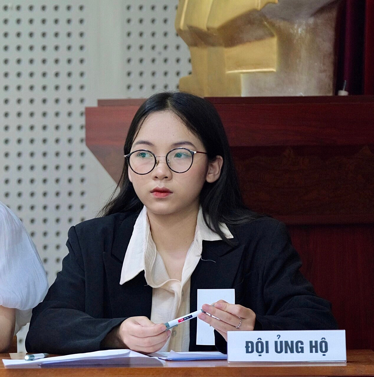 Cô biết ơn mọi thứ trong cuộc sống và dành nhiều tâm sức hơn để giúp đỡ những hoàn cảnh khó khăn. Cô biết ơn mọi thứ trong cuộc sống và dành nhiều tâm sức hơn để giúp đỡ những hoàn cảnh khó khăn.