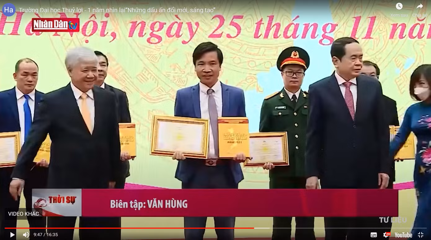 TS. Vũ Ngọc Thương được vinh danh và nhận sách vàng sáng tạo Việt Nam 2021.
