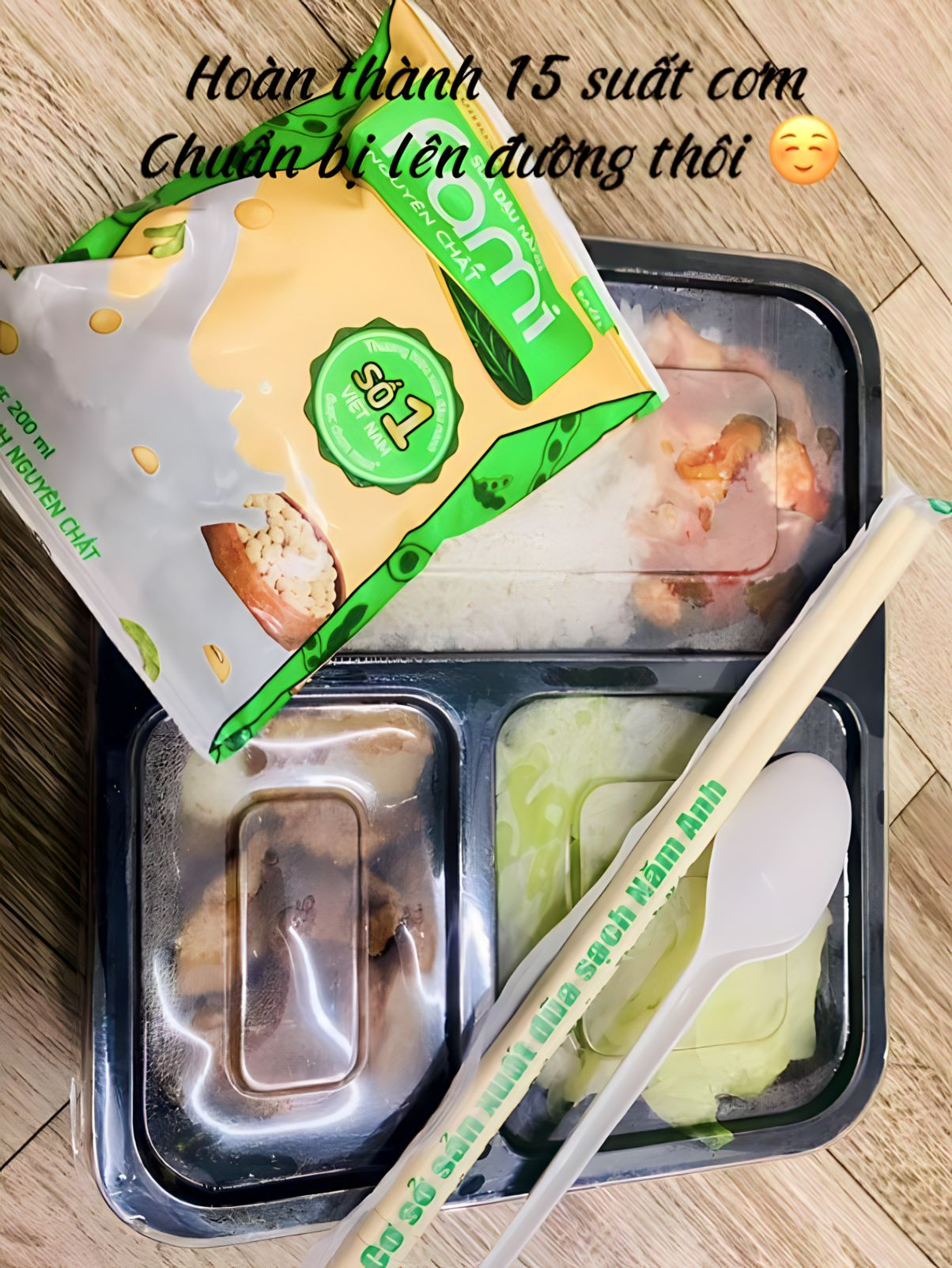 15 suất cơm tình thương được cô bạn đặc biệt chuẩn bị dành tặng những người vô gia cư giữa trời đông lạnh giá của Hà Nội. 15 suất cơm tình thương được cô bạn đặc biệt chuẩn bị dành tặng những người vô gia cư giữa trời đông lạnh giá của Hà Nội.