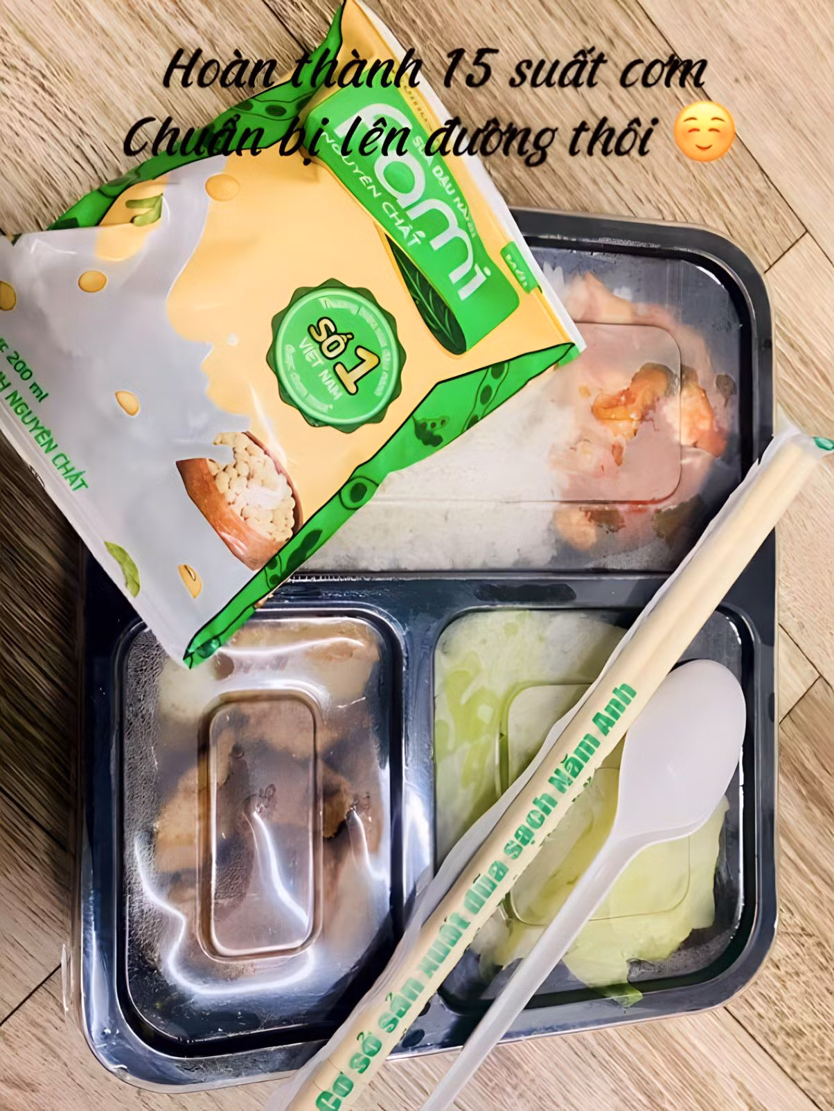 15 suất cơm tình thương được cô bạn đặc biệt chuẩn bị dành tặng những người vô gia cư giữa trời đông lạnh giá của Hà Nội.