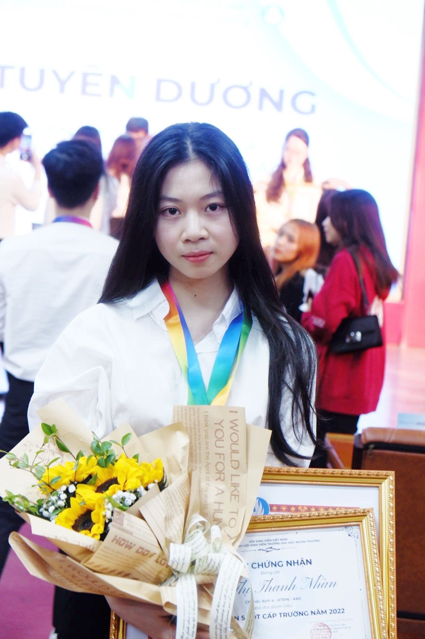 Thanh Nhàn nhận Danh hiệu Sinh viên 5 tốt cấp trường năm 2022. Thanh Nhàn nhận Danh hiệu Sinh viên 5 tốt cấp trường năm 2022.