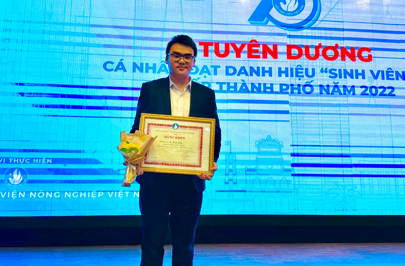 Minh Hiếu luôn sống hết mình với đam mê và cống hiến vì cộng đồng, xã hội. Minh Hiếu luôn sống hết mình với đam mê và cống hiến vì cộng đồng, xã hội.