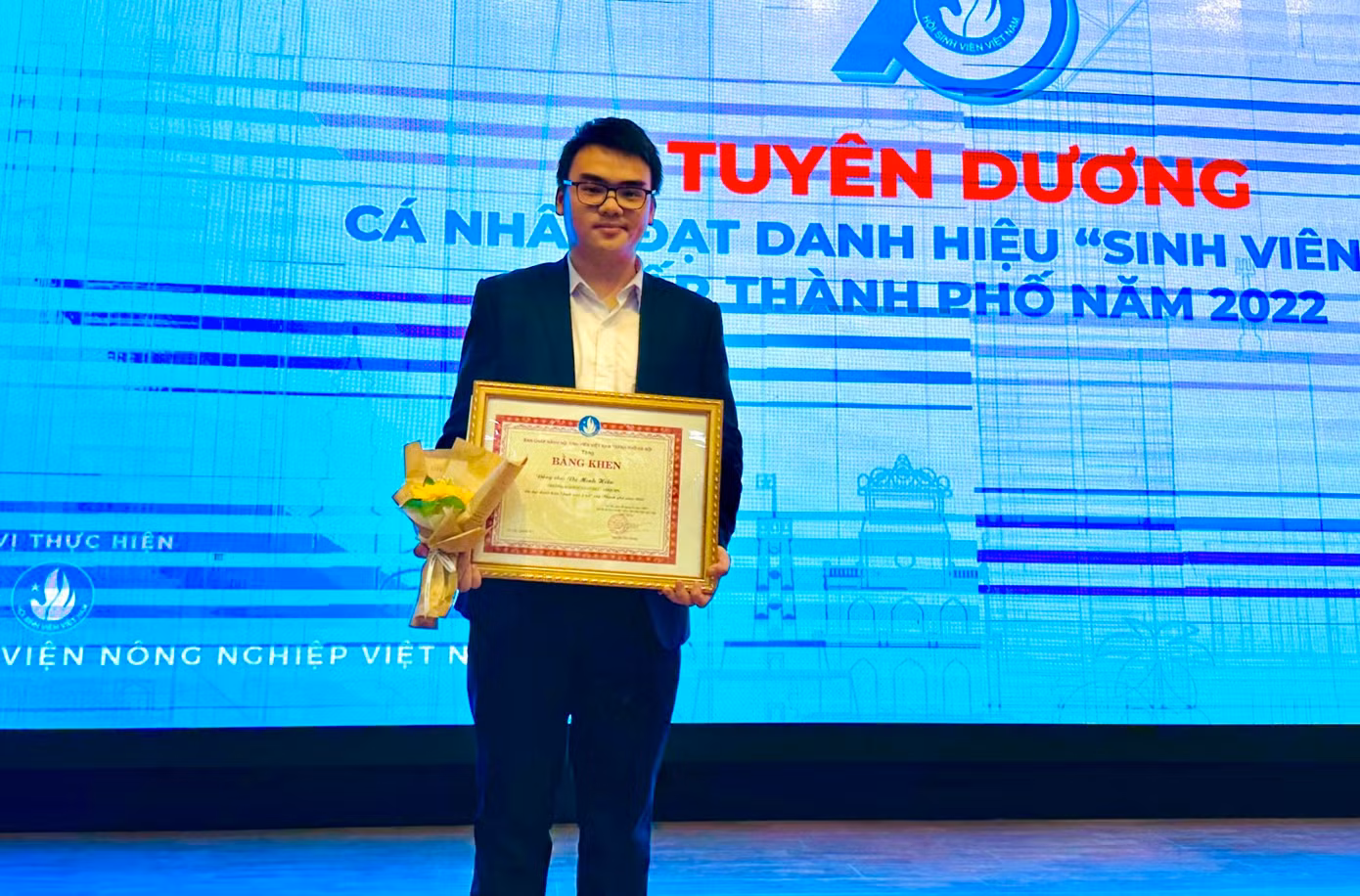 Minh Hiếu luôn sống hết mình với đam mê và cống hiến vì cộng đồng, xã hội. Minh Hiếu luôn sống hết mình với đam mê và cống hiến vì cộng đồng, xã hội.
