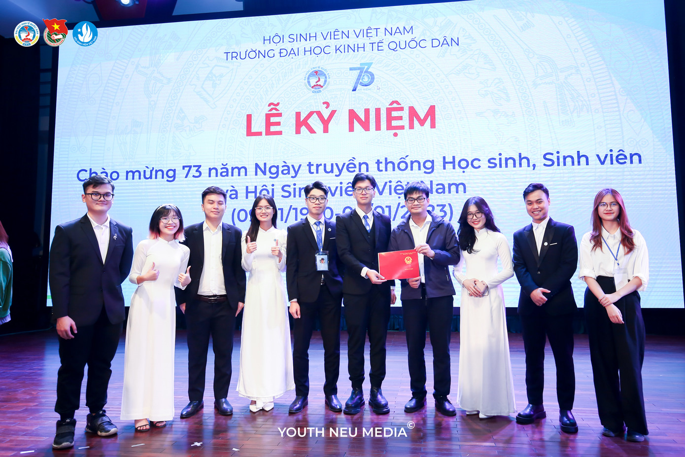 Trí Nhân cùng các bạn sinh viên tại Lễ kỷ niệm 33 năm cùng Ban Thư ký và Ban Chấp hành Hội Sinh viên Trường.