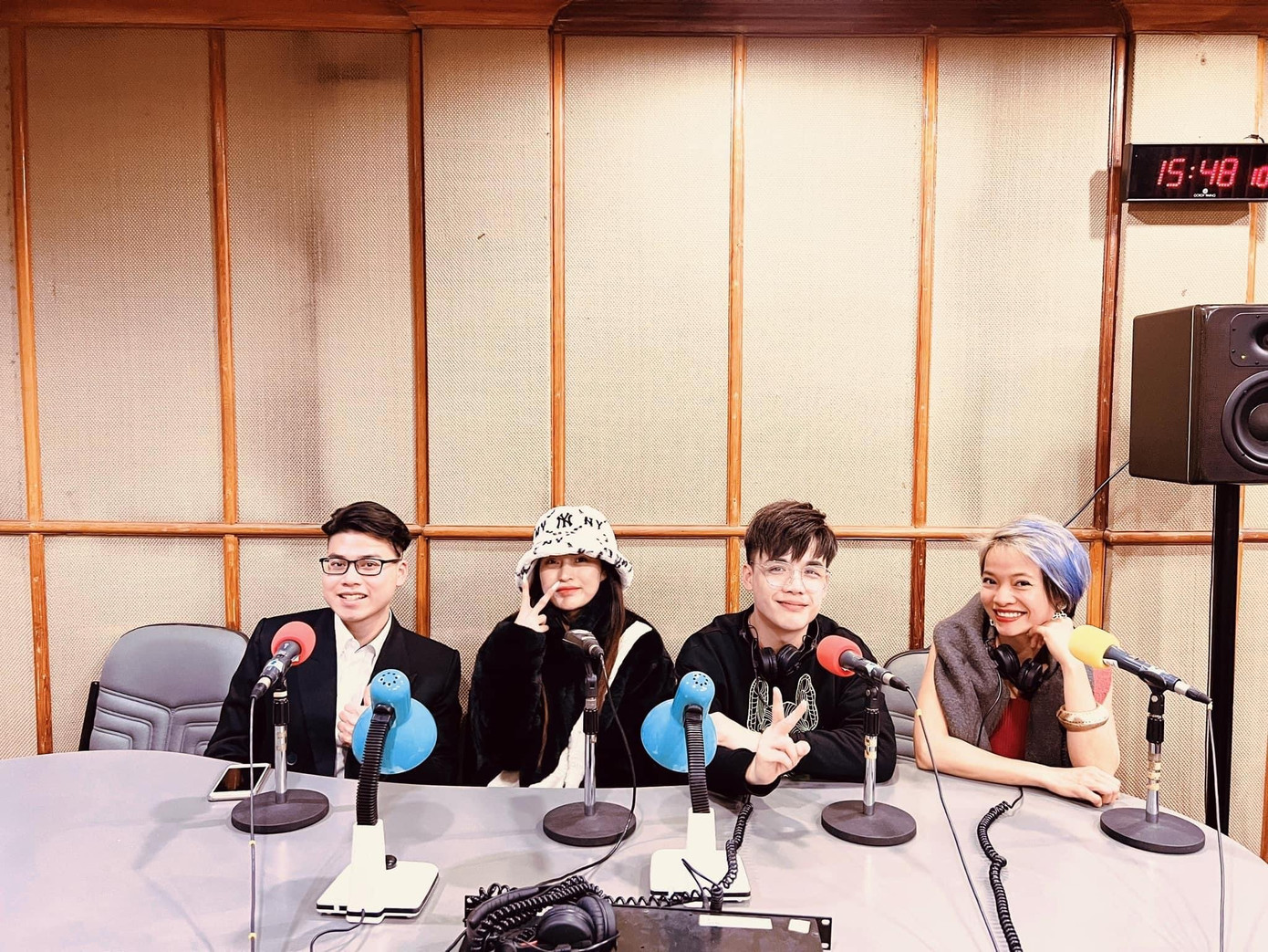 Minh Hiếu được làm host cùng các BTV của kênh VOV3 trong chương trình Nghệ sĩ với giới trẻ của Đài Tiếng nói Việt Nam.