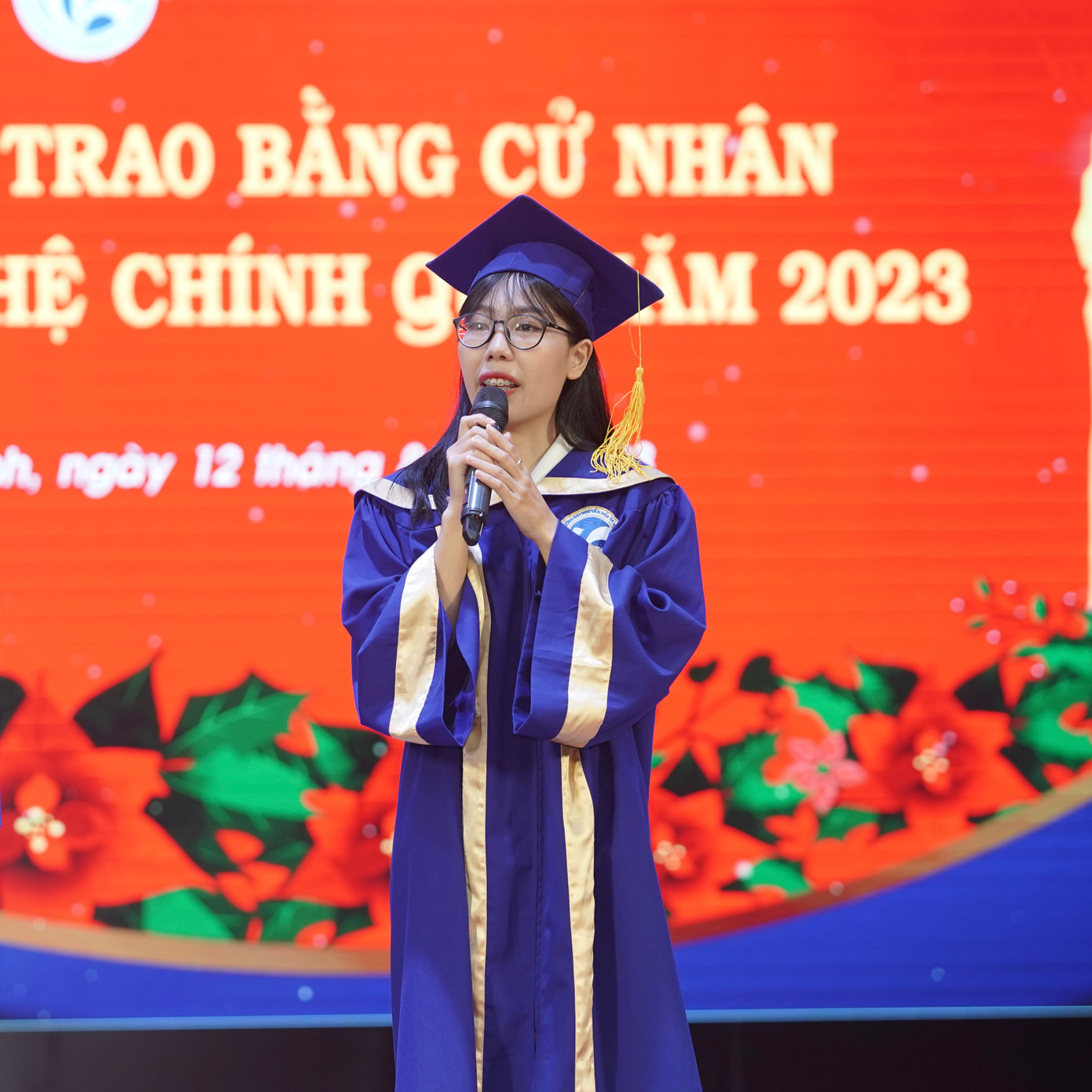 Hòa đại diện sinh viên phát biểu trong buổi Lễ tốt nghiệp.