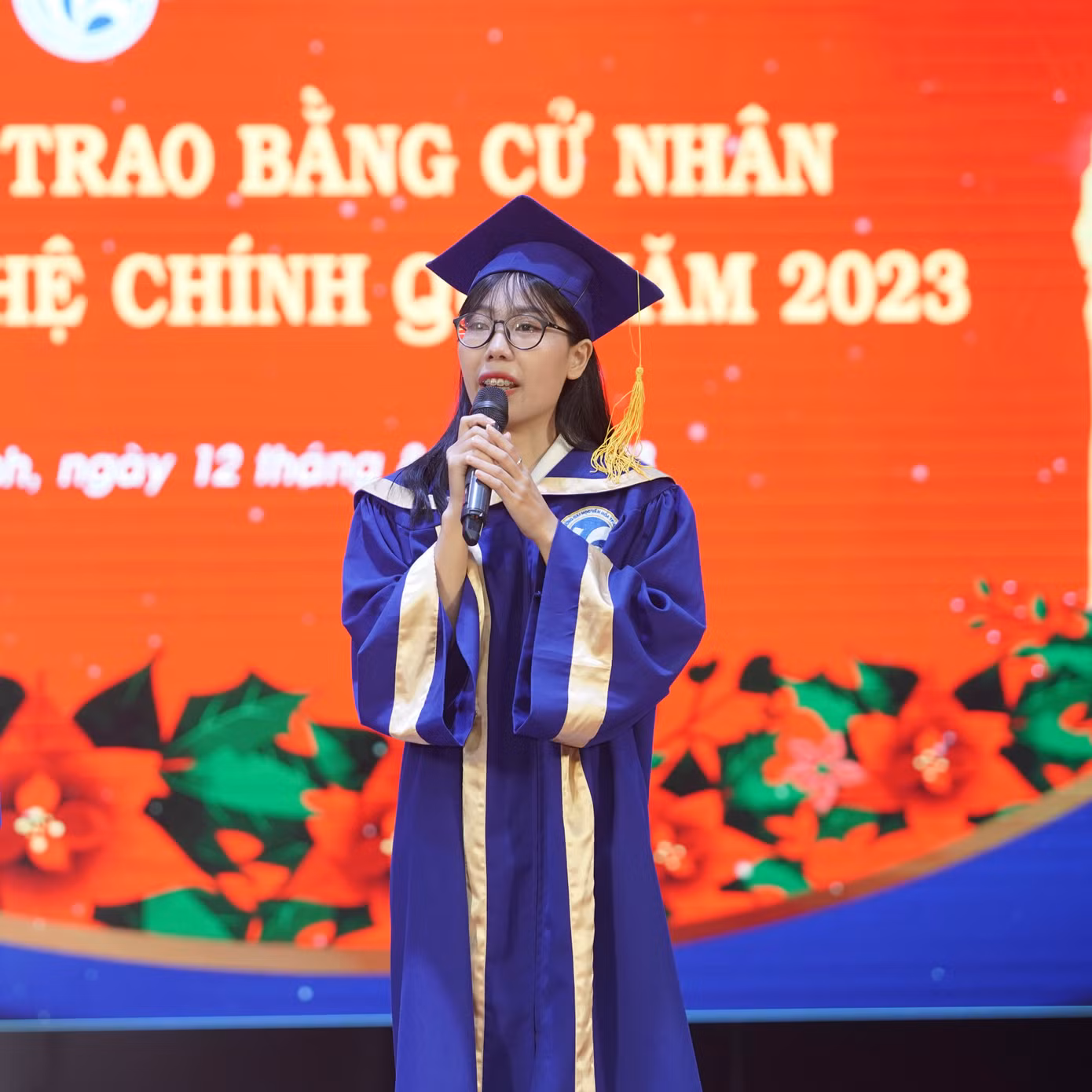 Hòa đại diện sinh viên phát biểu trong buổi Lễ tốt nghiệp.