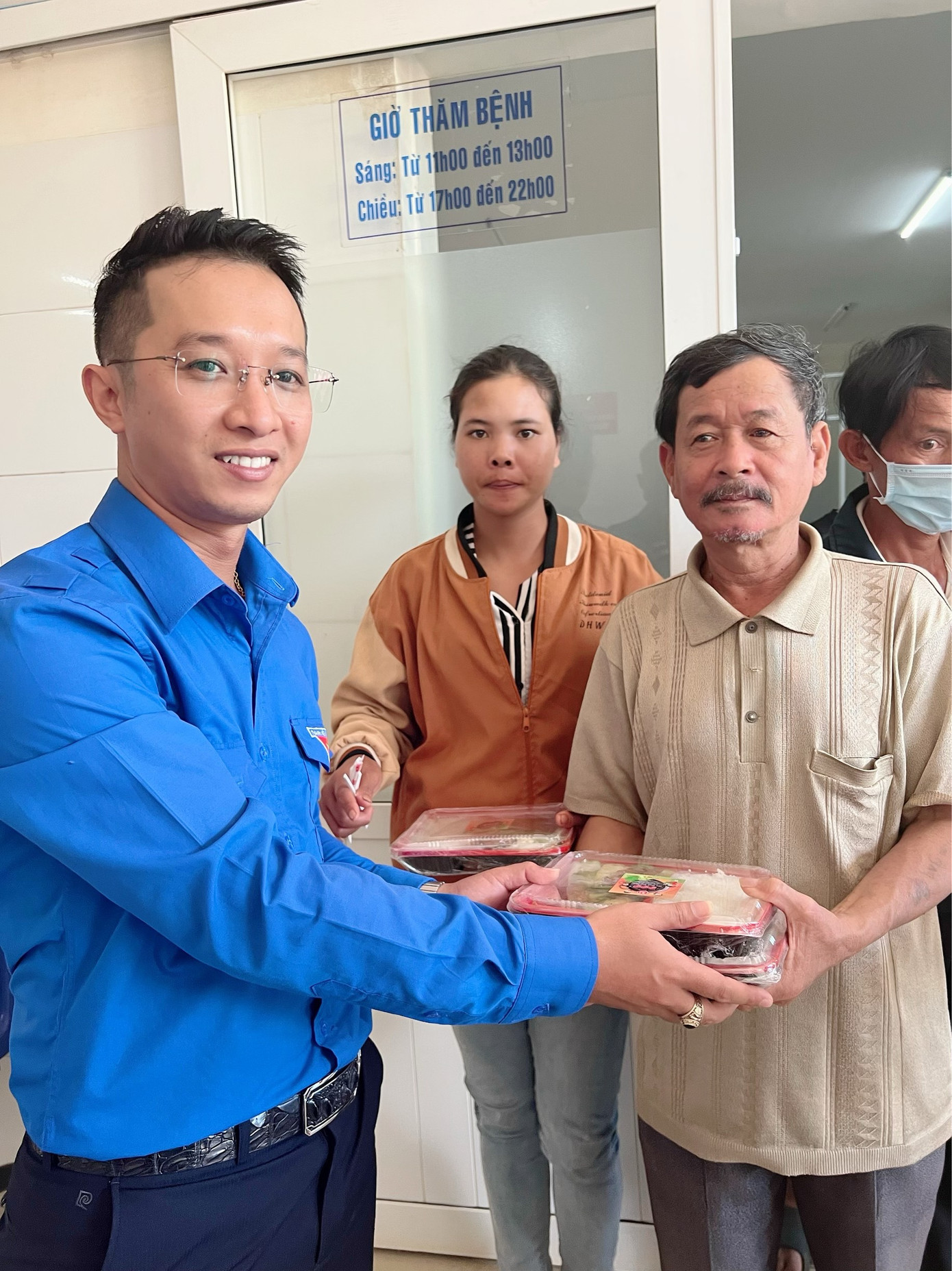 Tặng các suất cơm miễn phí tại bệnh viện Hoà Bình, thị xã Buôn Hồ.