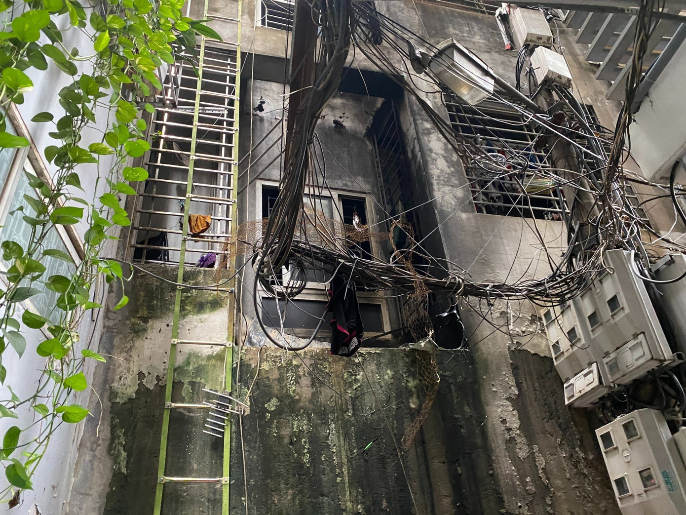 Mặt sau toà nhà nơi nhiều nạn nhân thoát ra. Ảnh: Lê Vượng