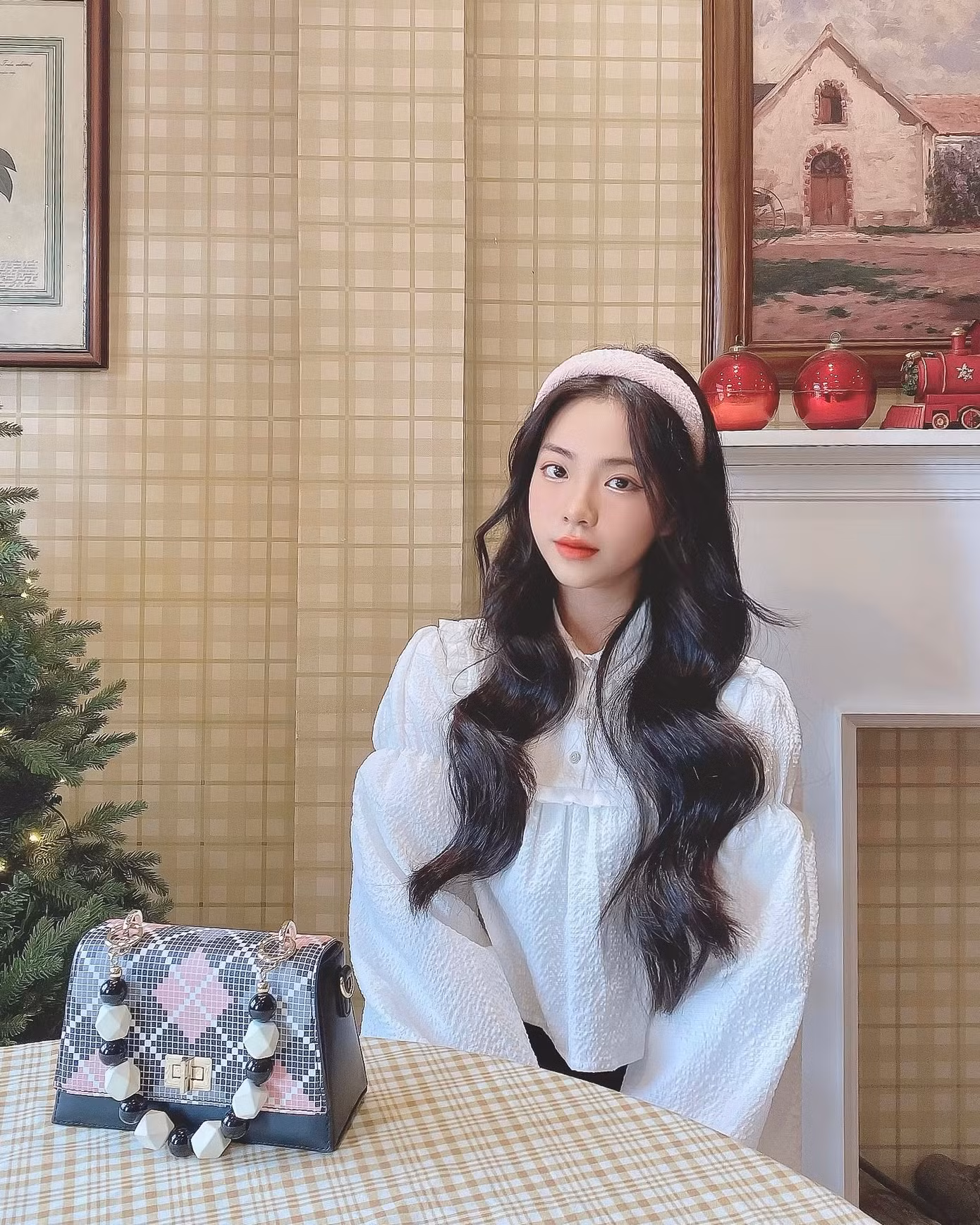 Ngoài đời, Diệu Linh gây ấn tượng với nhan sắc trong sáng, ngọt ngào. Ngoài đời, Diệu Linh gây ấn tượng với nhan sắc trong sáng, ngọt ngào.